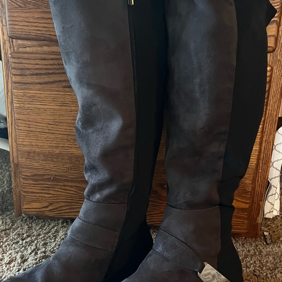 Boots - Picture 3 of 4